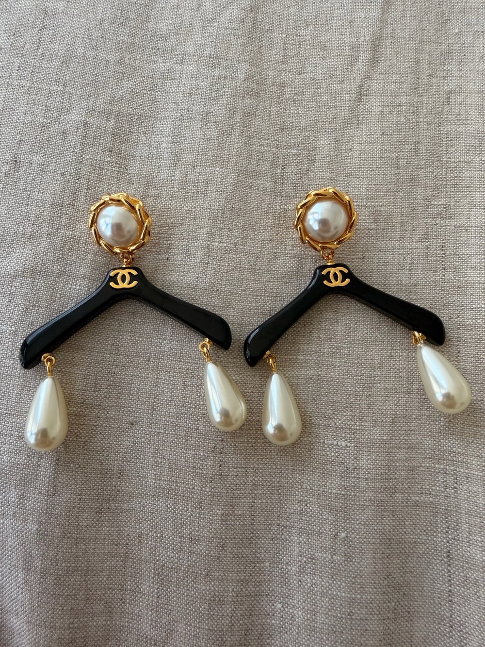 🖤Vintage CHANEL Black and White Pearl Drop Earrings✨ - Picture 3 of 11
